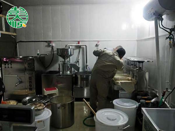 彭大順技術(shù)人員手把手教客戶(hù)做豆制品