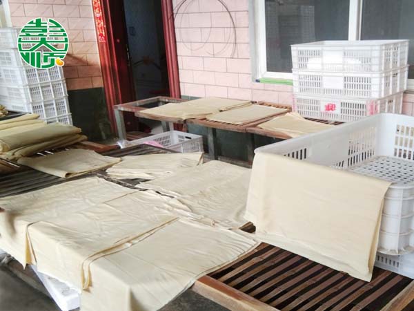 劉老板在彭大順專業(yè)技術人員指導下做出的豆腐皮